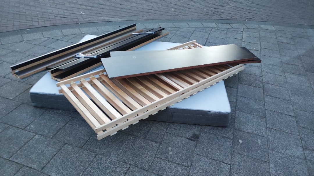 Ikea Bed + mattress, screws included! Kruithuisstraat 1