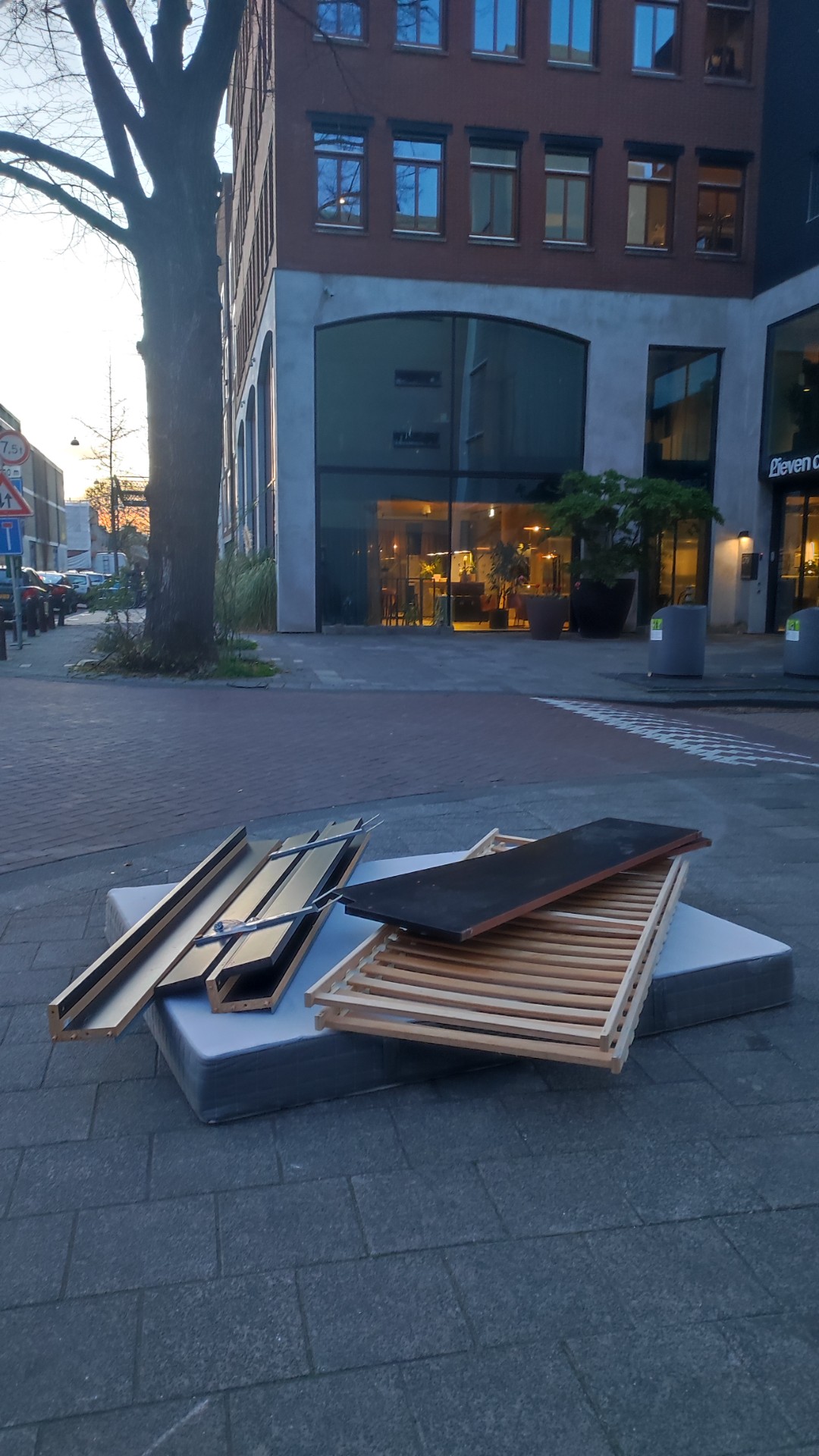 Ikea Bed + mattress, screws included! Kruithuisstraat 2