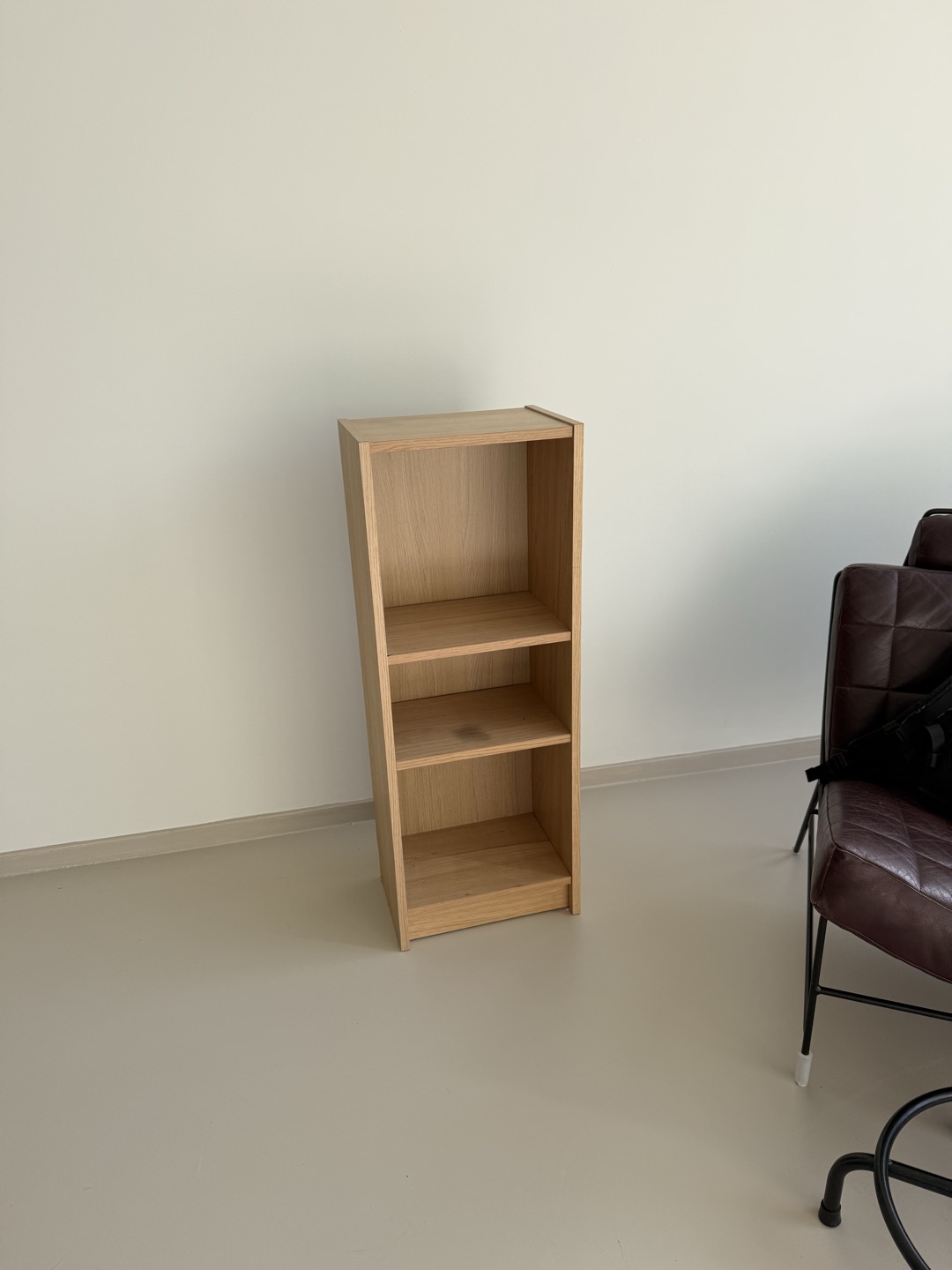 Hout look book cabinet. Not sure the size but it’s from IKEA I think it’s a small Billy. 

Pick up today before 13.00 @Krelis Louwenstraat 1. DM @roxydegroot, first who can pick it up can have it. 1