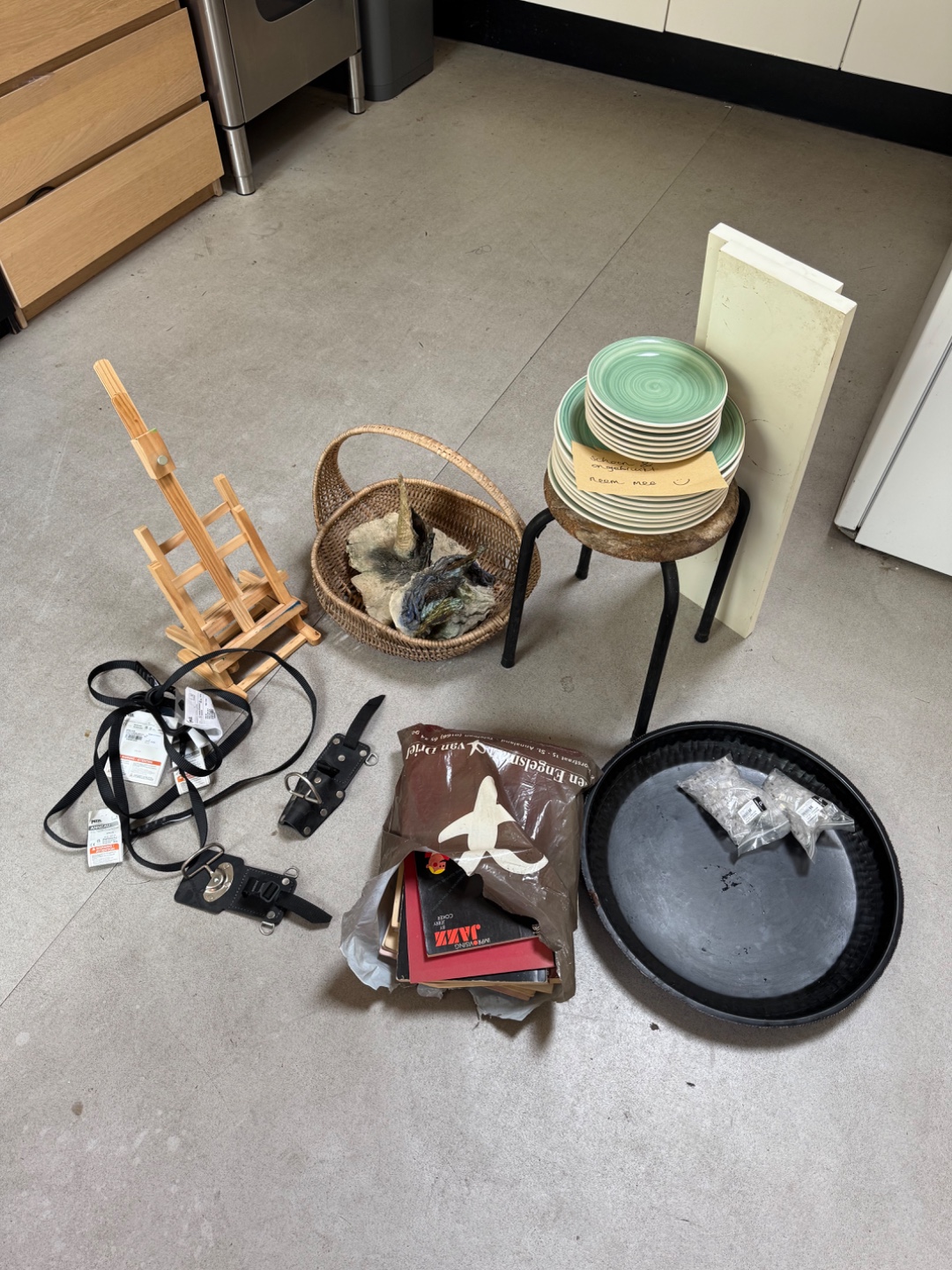 very cute plates set, two mini easels, stool, a bunch of 70s and 80s jazz sheet music, ceramic art pieces, decorative tray, modular plugs, two small shelves, leather belt hanger for tools, basket (will be outside at 13:00) 1