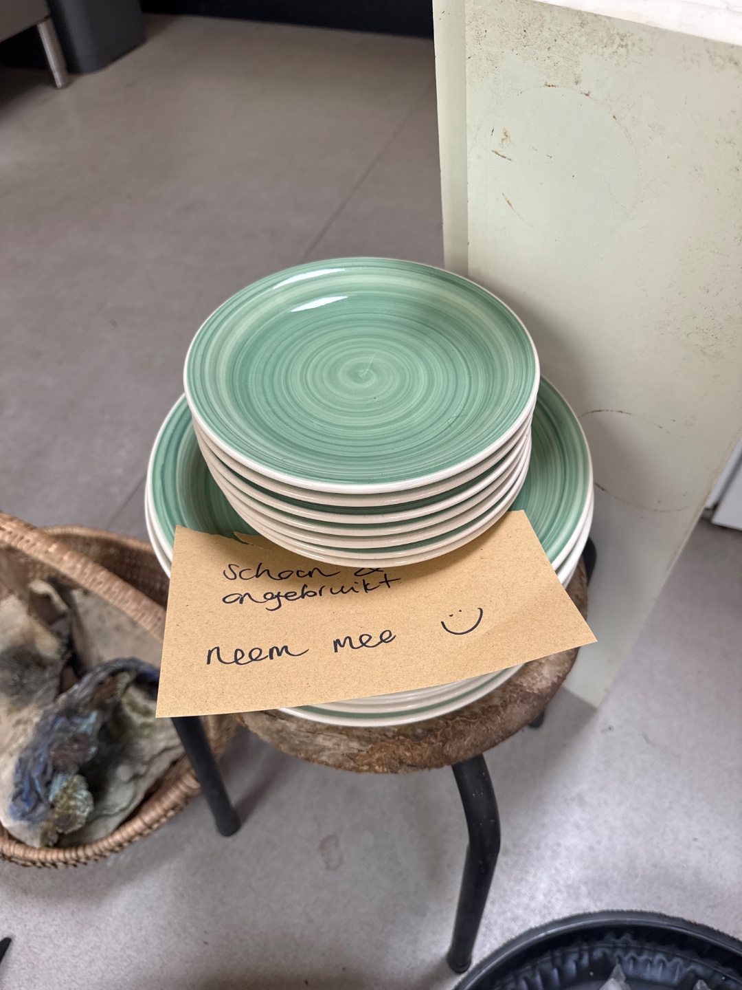 very cute plates set, two mini easels, stool, a bunch of 70s and 80s jazz sheet music, ceramic art pieces, decorative tray, modular plugs, two small shelves, leather belt hanger for tools, basket (will be outside at 13:00) 2