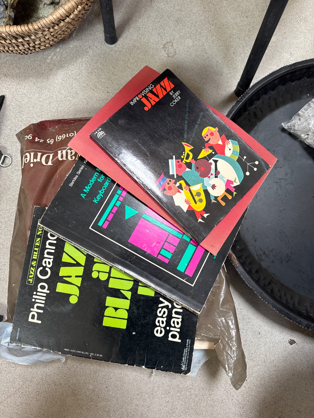 very cute plates set, two mini easels, stool, a bunch of 70s and 80s jazz sheet music, ceramic art pieces, decorative tray, modular plugs, two small shelves, leather belt hanger for tools, basket (will be outside at 13:00) 3