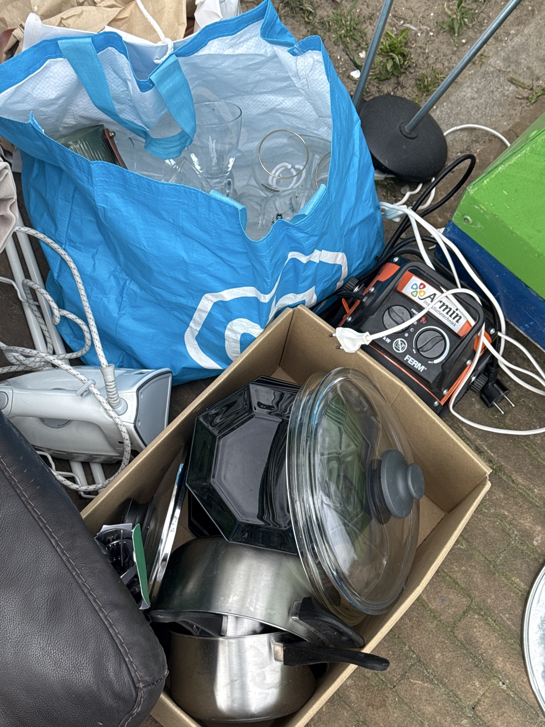 Lamp, pots pans, glasses, iron, cushions, everything works 2