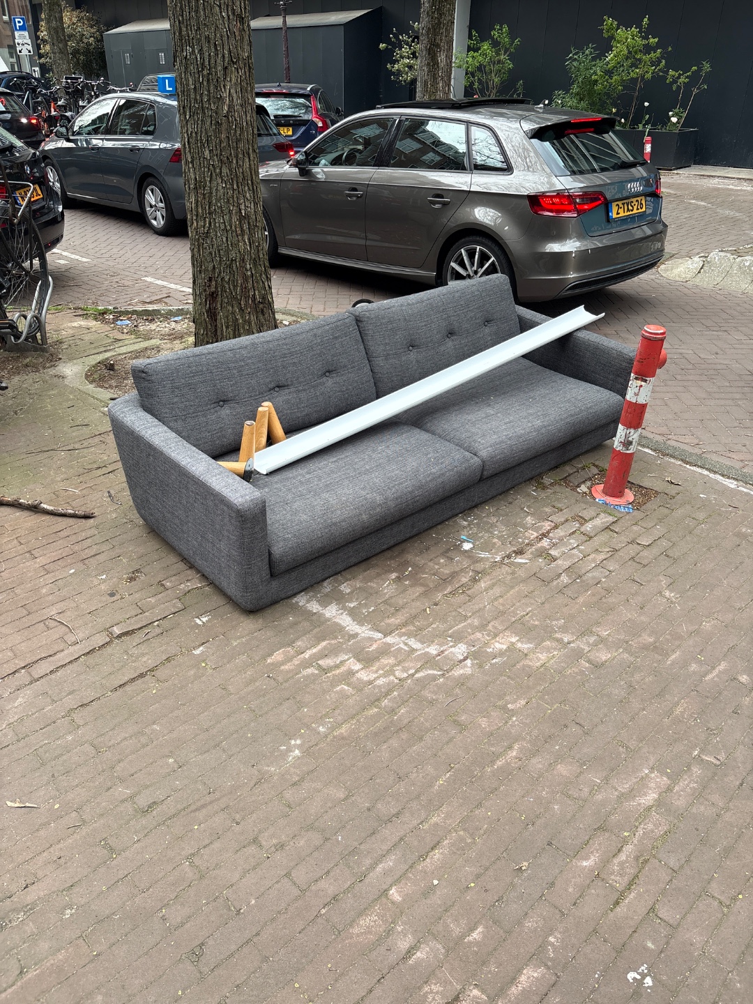 Nice sofa. Looks in good shape 1