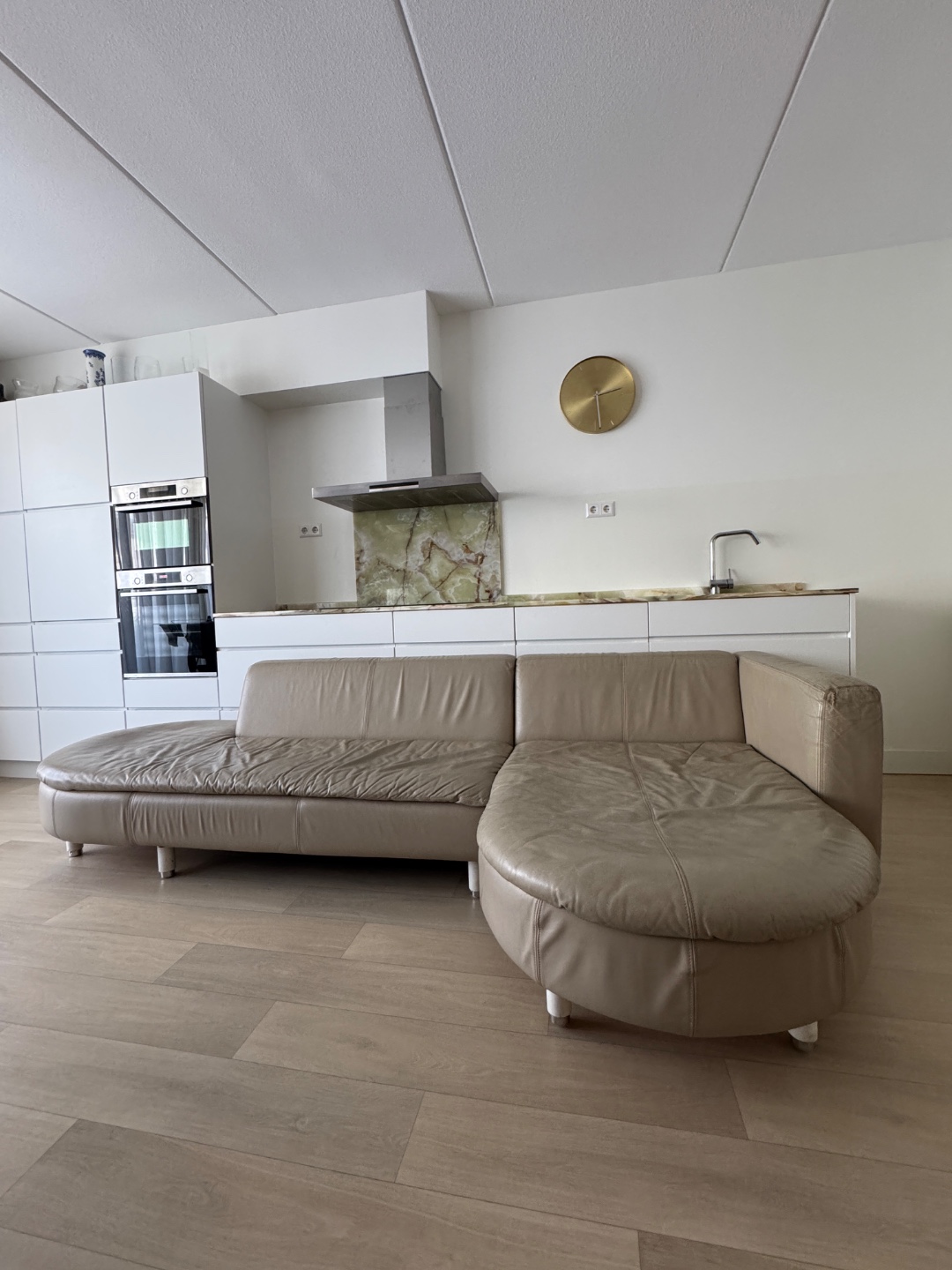 Vintage Grey leather couch
DM for pick up
Sunday afternoon it’s on the street
Dutch design by Jan des Bouvrie for Gelderland

Dimensions 
Left module: 194 (B) x 90(D)
Right module: 106 (B) x 155 (D)
Total combination: 300 (B) x 90 (D) x 72 (H) cm 1