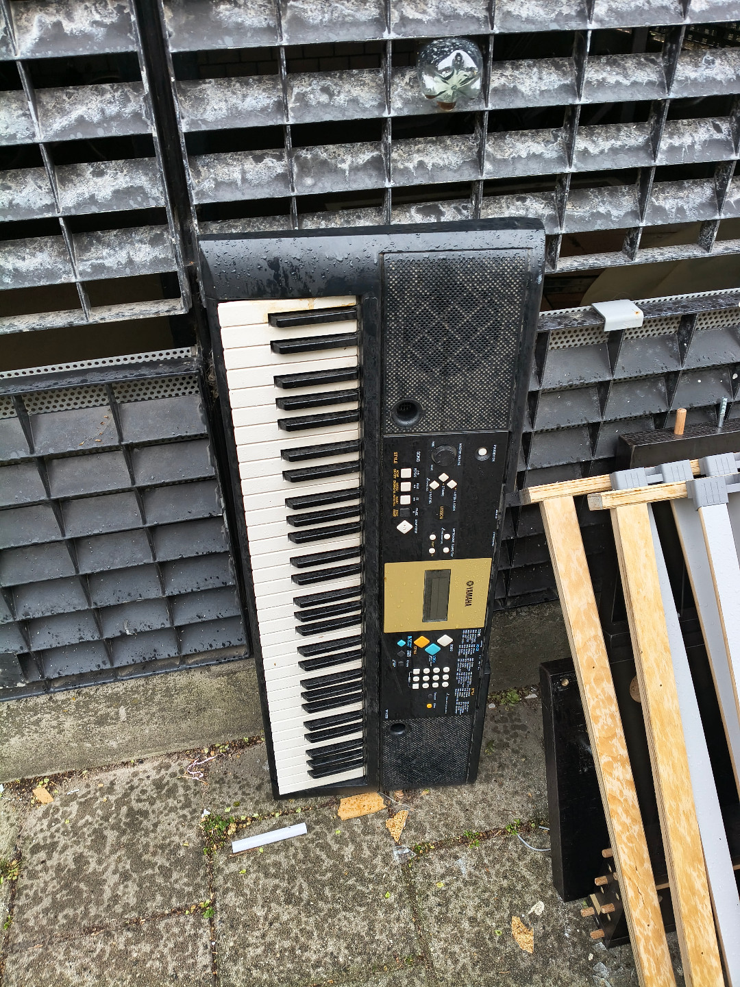 Yamaha keyboard, model YPT-220. 1