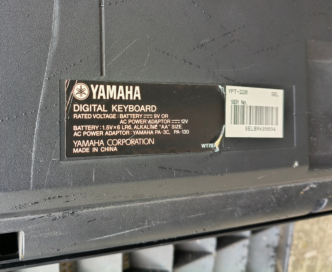 Yamaha keyboard, model YPT-220. 3