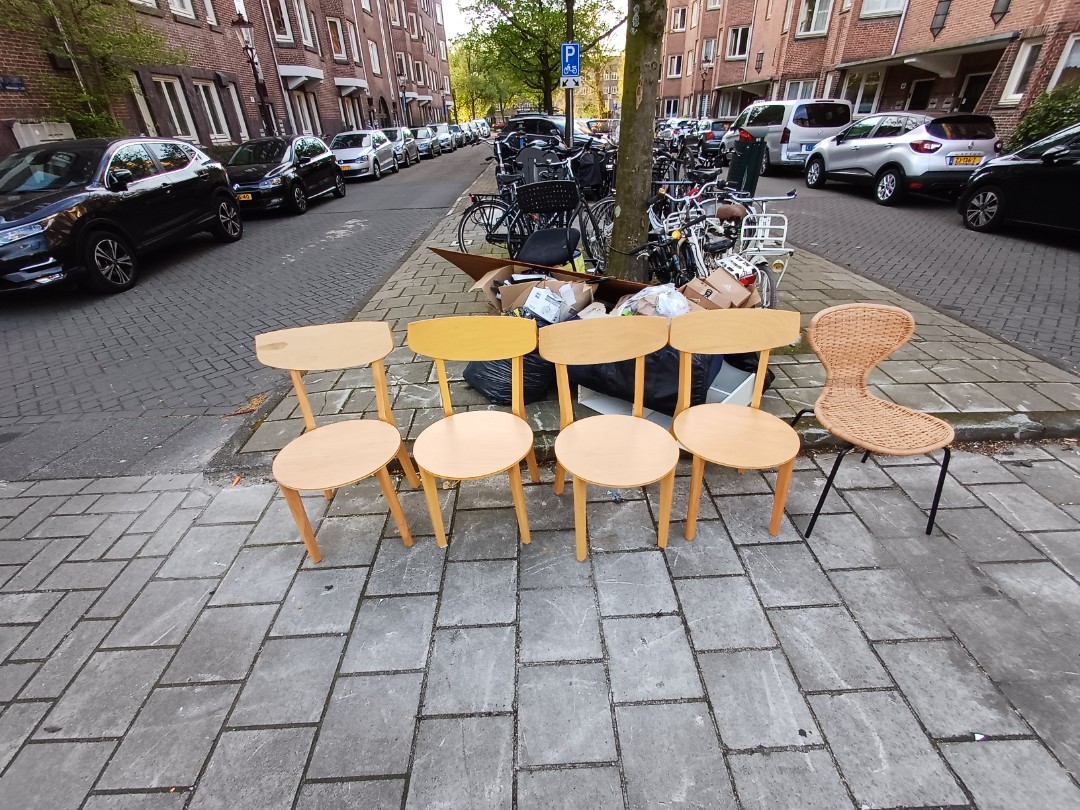Beautiful chairs, the 4 wooden need repairs 1
