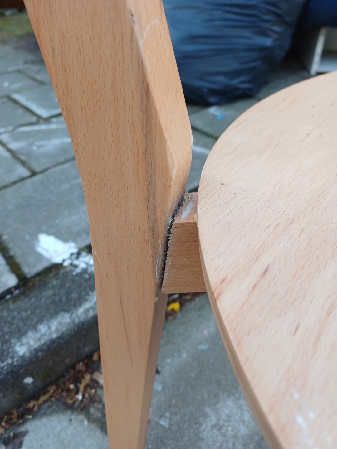 Beautiful chairs, the 4 wooden need repairs 2