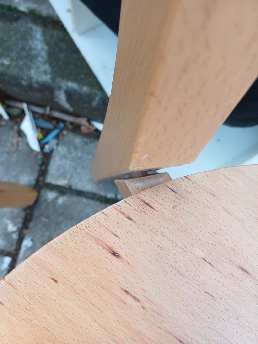 Beautiful chairs, the 4 wooden need repairs 3