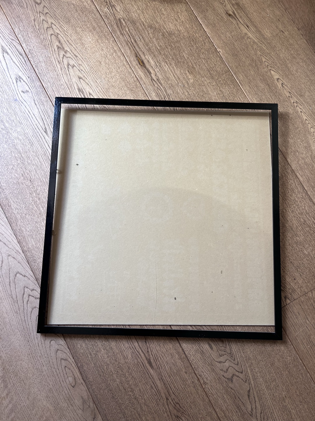 Is someone interested in a wooden frame? Otherwise I will throw it away this wednesday. It’s in a good condition. You need to fix the back with nails. 

53,5 * 54,5 cm 1
