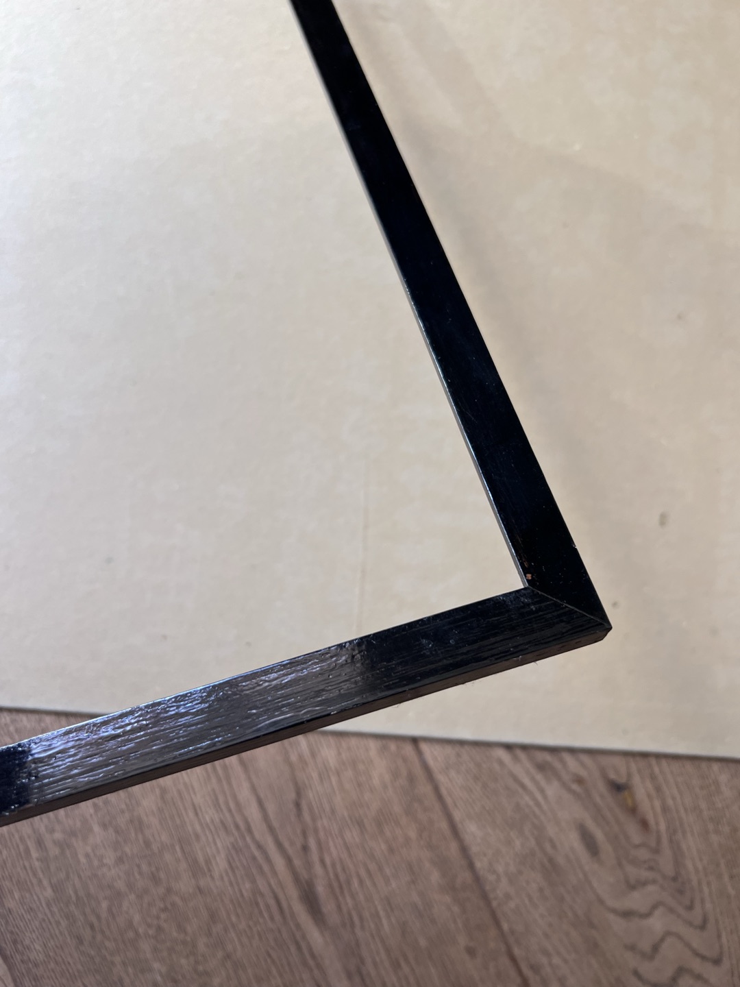 Is someone interested in a wooden frame? Otherwise I will throw it away this wednesday. It’s in a good condition. You need to fix the back with nails. 

53,5 * 54,5 cm 2