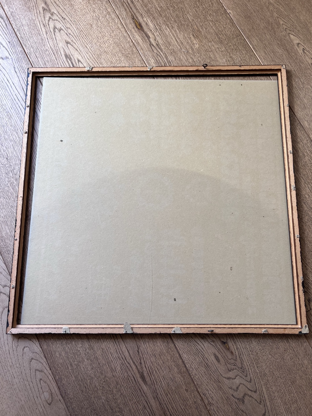 Is someone interested in a wooden frame? Otherwise I will throw it away this wednesday. It’s in a good condition. You need to fix the back with nails. 

53,5 * 54,5 cm 3