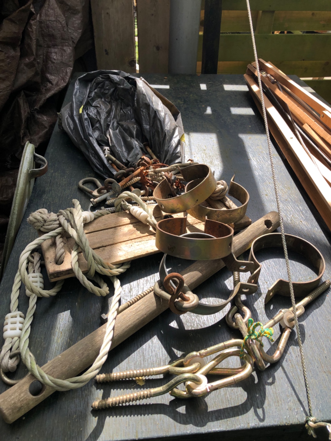 Oude schommel en goede grote haken met karabiners