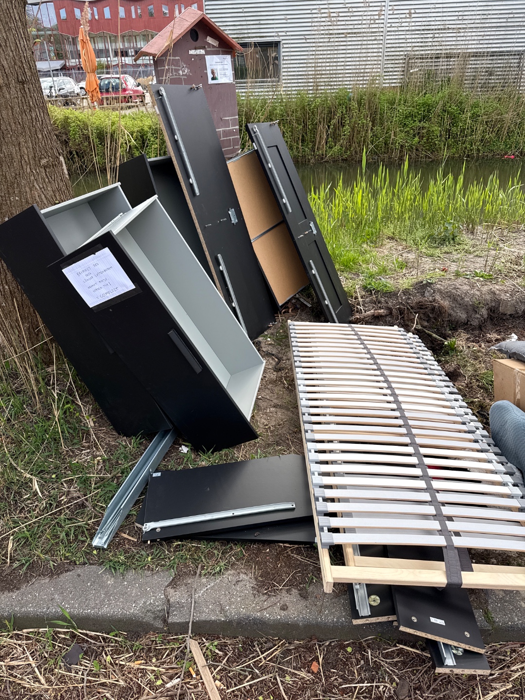 Compleet IKEA Brimnes bed 140 X 200. Kraakt een beetje, maar verder in goede staat. 2