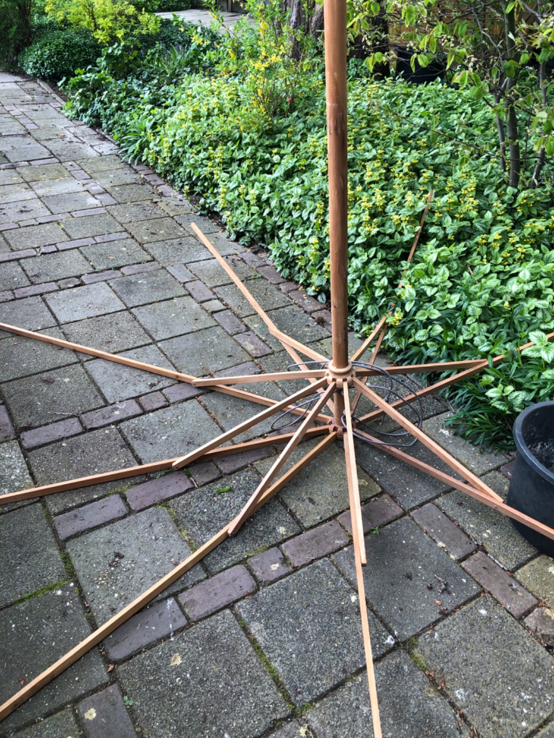 Parasolgeraamte van hardhout zonder stof. Laat briefje met telefoon achter bij Frans Halstraat 16k.. groene poort. 2