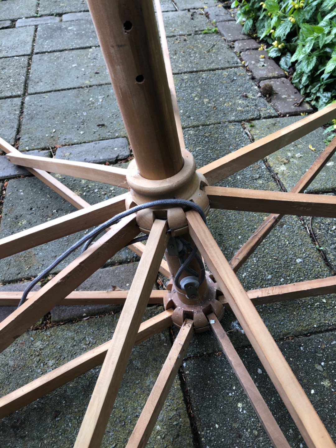 Parasolgeraamte van hardhout zonder stof. Laat briefje met telefoon achter bij Frans Halstraat 16k.. groene poort. 3