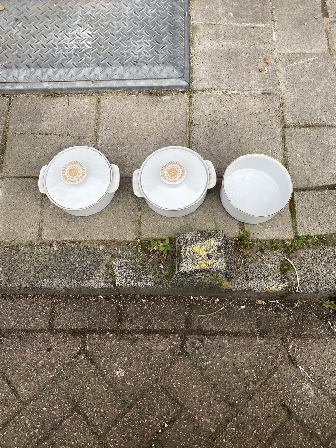 Dusty but antiek, one is chipped, mooie dekschalen 1