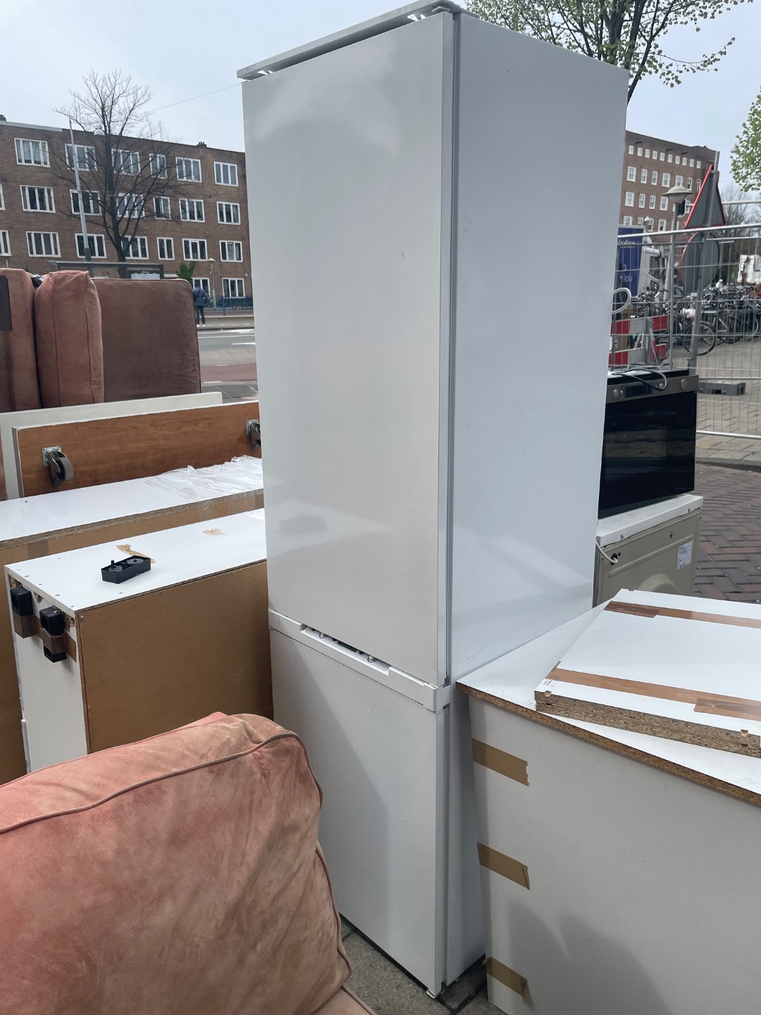 Wasmachine, magnetron, 2 kledingkasten, ijskast met vriezer. Alles doet het 1