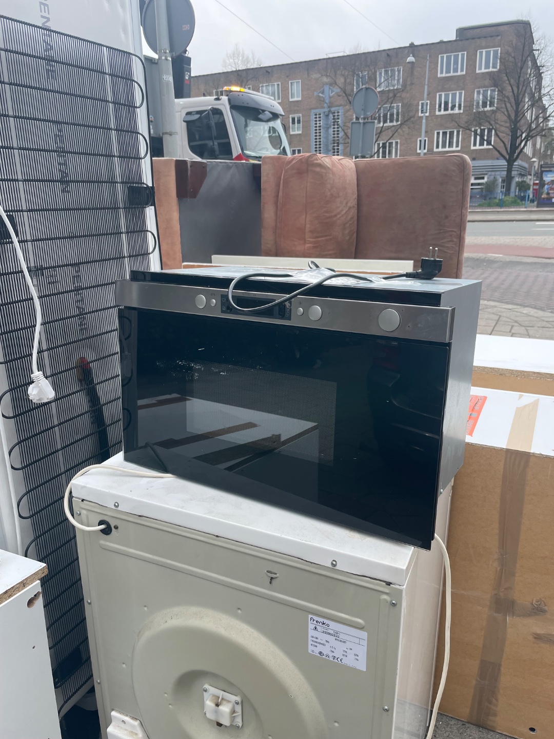 Wasmachine, magnetron, 2 kledingkasten, ijskast met vriezer. Alles doet het 2