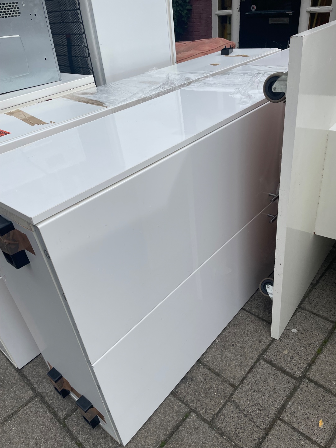 Wasmachine, magnetron, 2 kledingkasten, ijskast met vriezer. Alles doet het 3