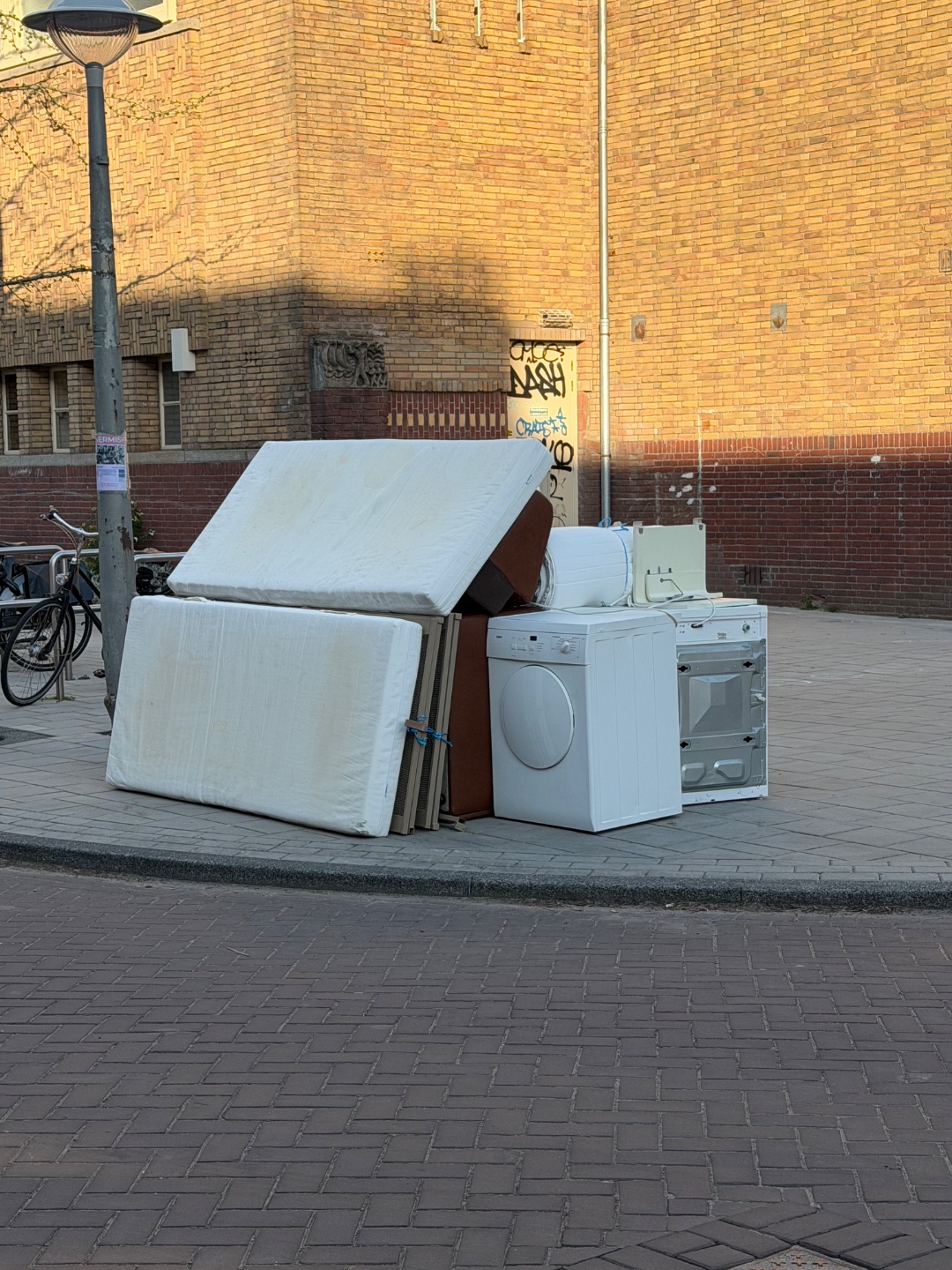 Bruin leren banken , matrassen en droger/wasmachine 1