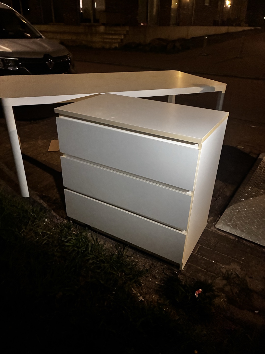 Multiple decent furniture peaces! Table, some small tables and shelves, small trash cans, bucket etc. 2