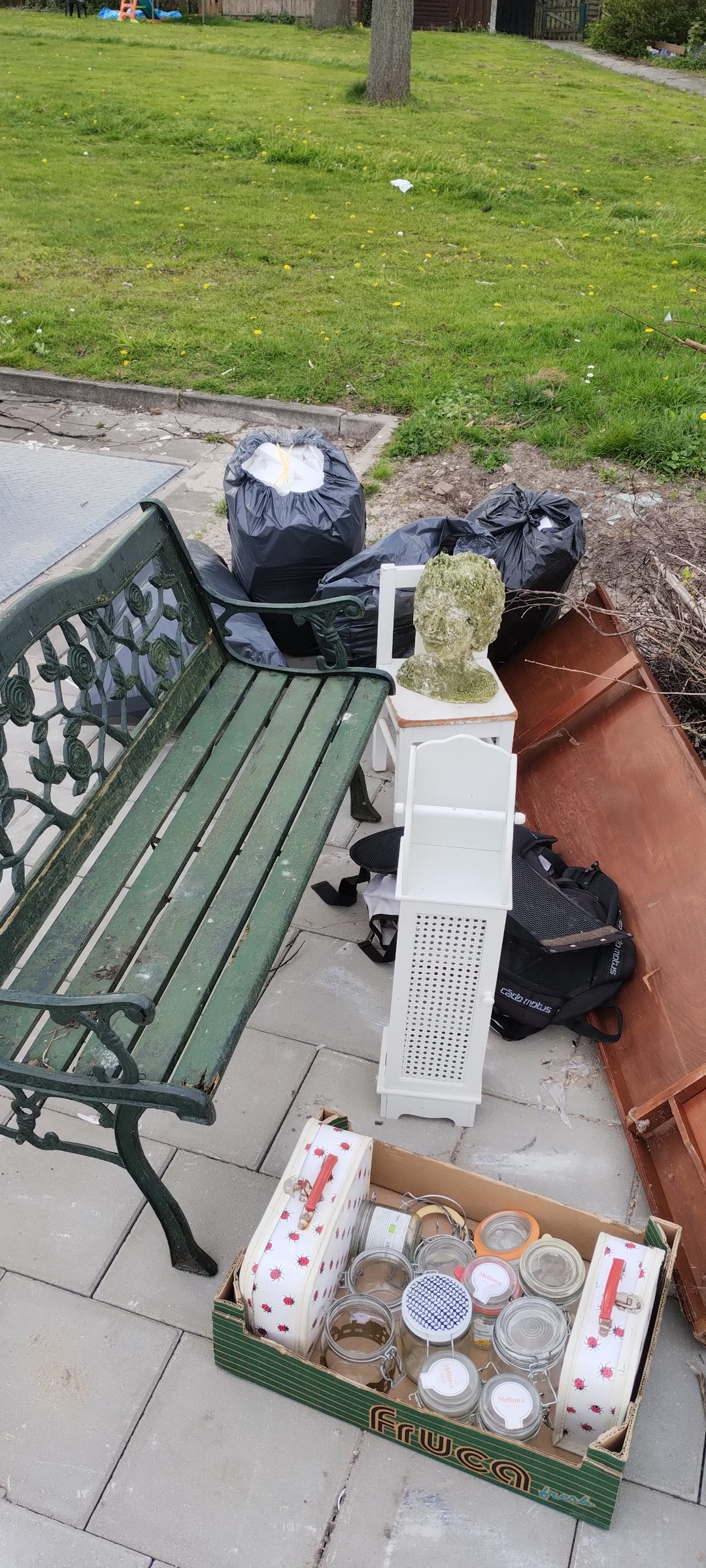 Tuinbank je, weckpotten, tuinkabouters sjoelbak, houten veilingkistjes 1