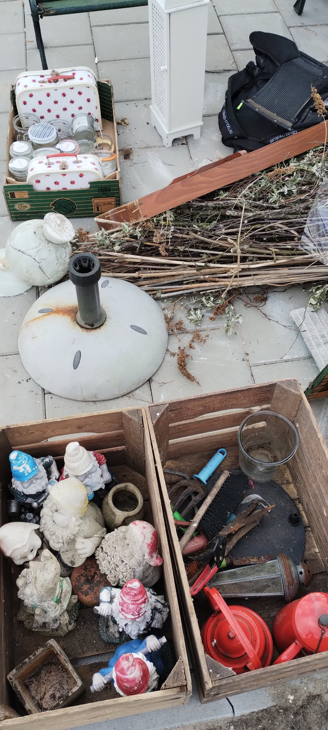 Tuinbank je, weckpotten, tuinkabouters sjoelbak, houten veilingkistjes 2