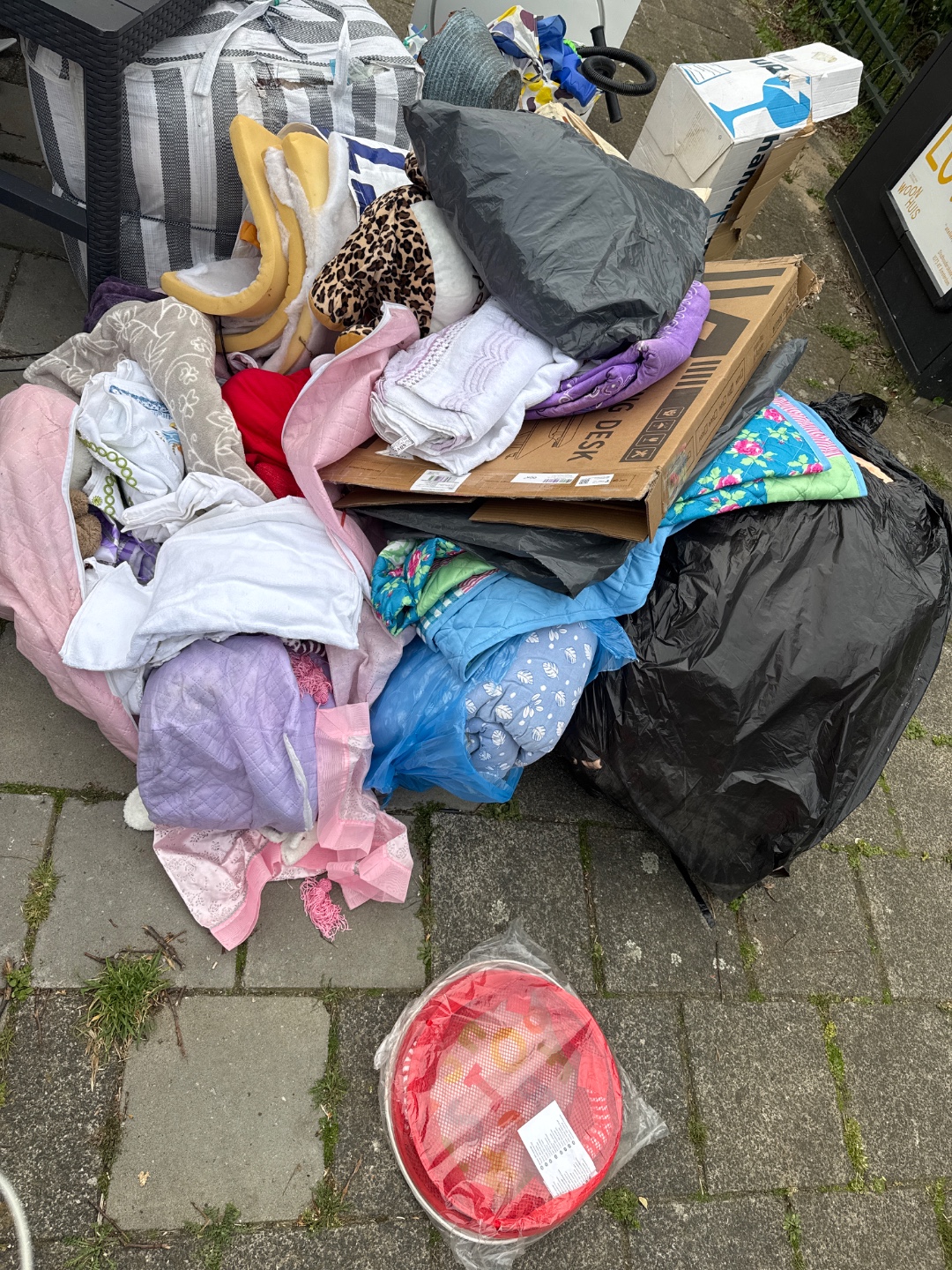 So much stuff, from textile to glass vases 2