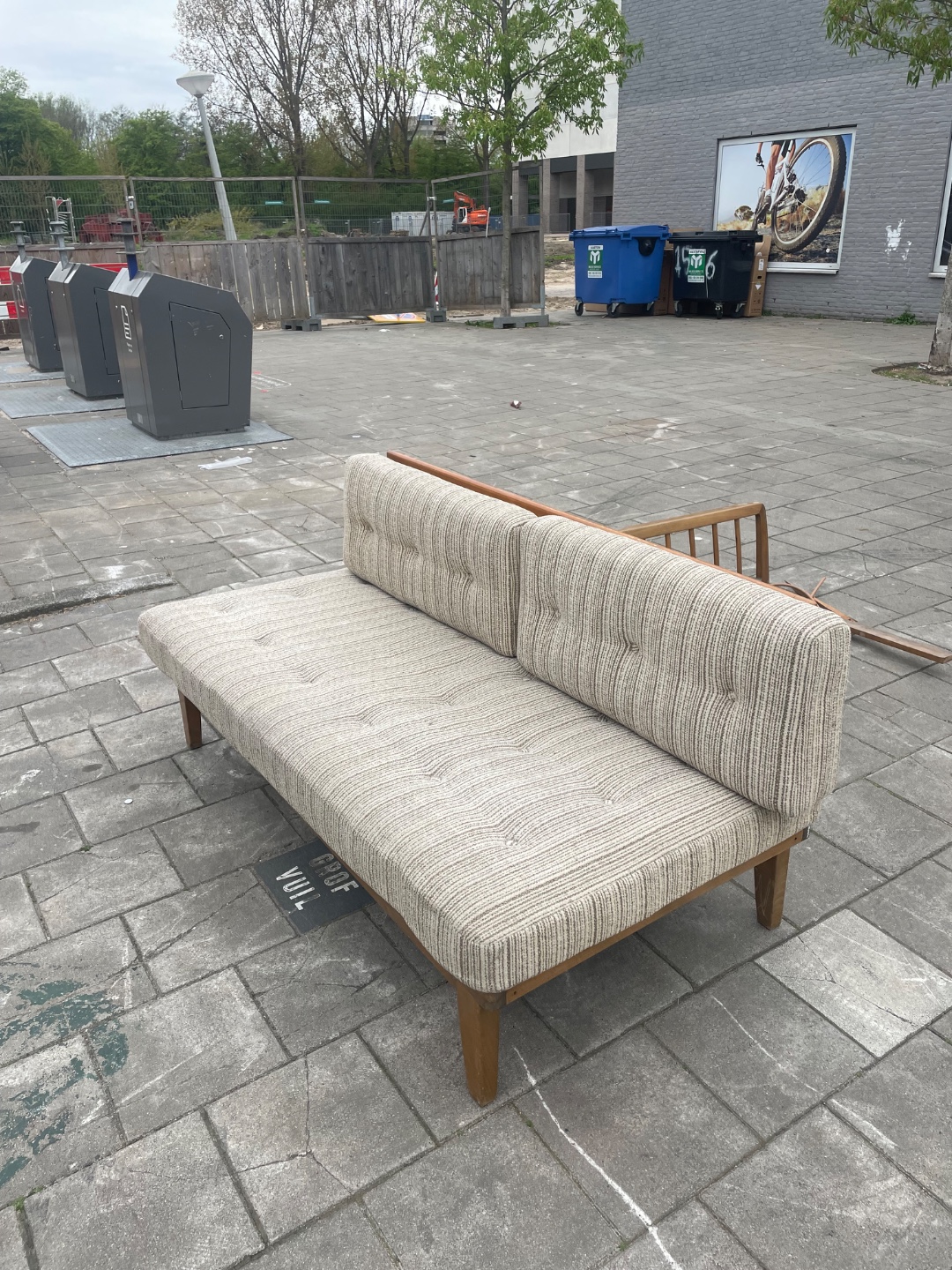 Nice couch without stains 1