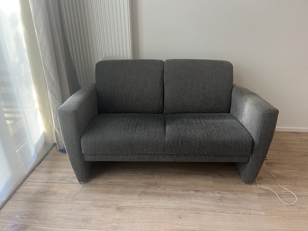 Twee zits bank van Montell
Gebruikt maar kan nog wel even mee

Contact: verenaverstraate@hotmail.com 1