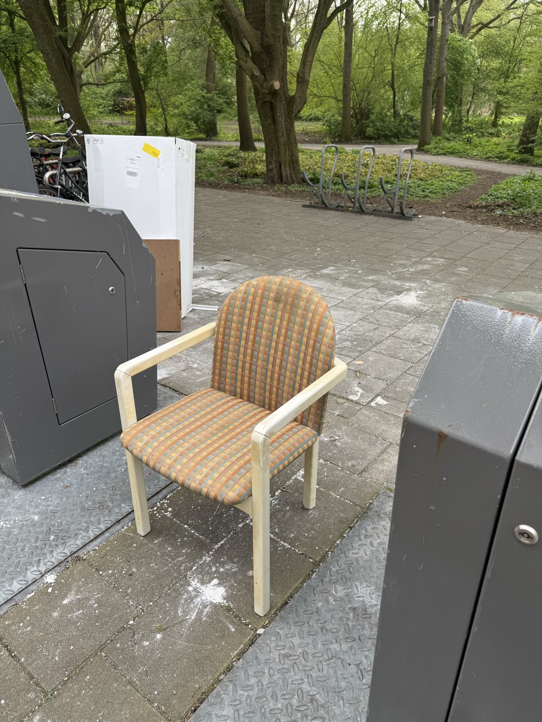 Cute retro chair. Condition looks fine 1