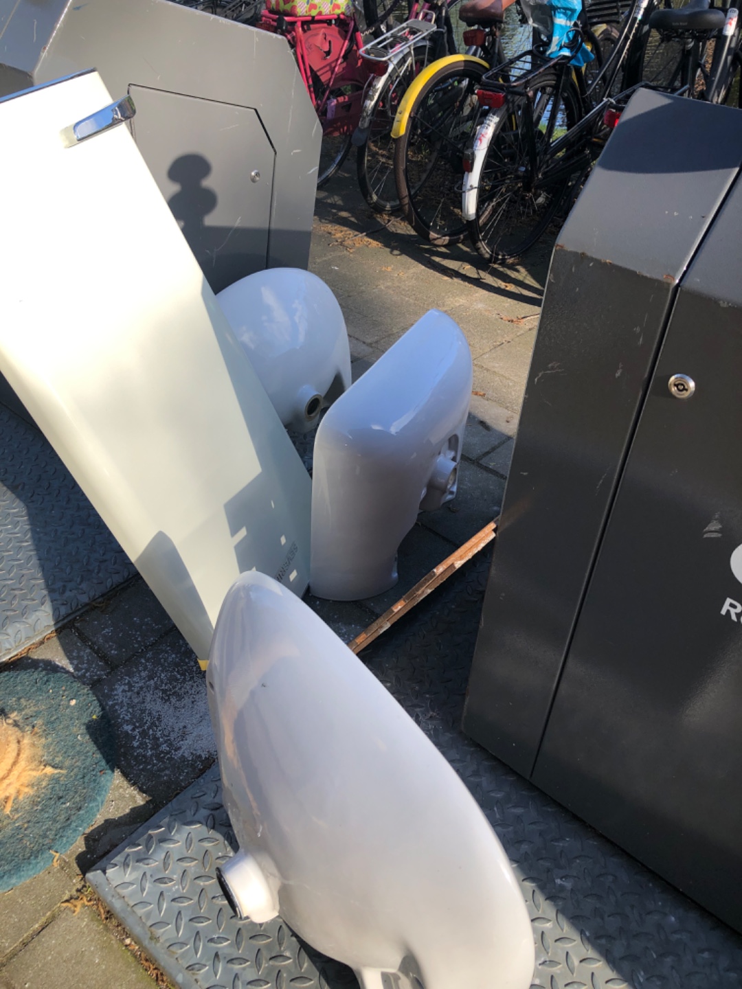 Drie wasbakken nog heel/ three whole wash bassins 1