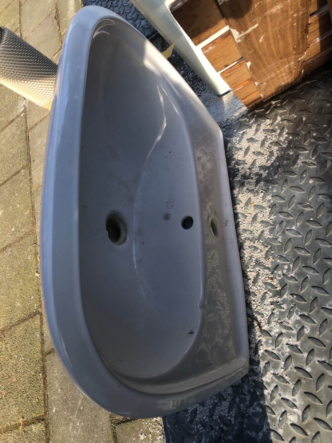 Drie wasbakken nog heel/ three whole wash bassins 2