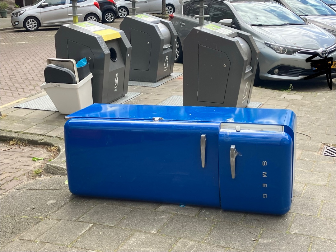 The Smeg icon in blue. 1