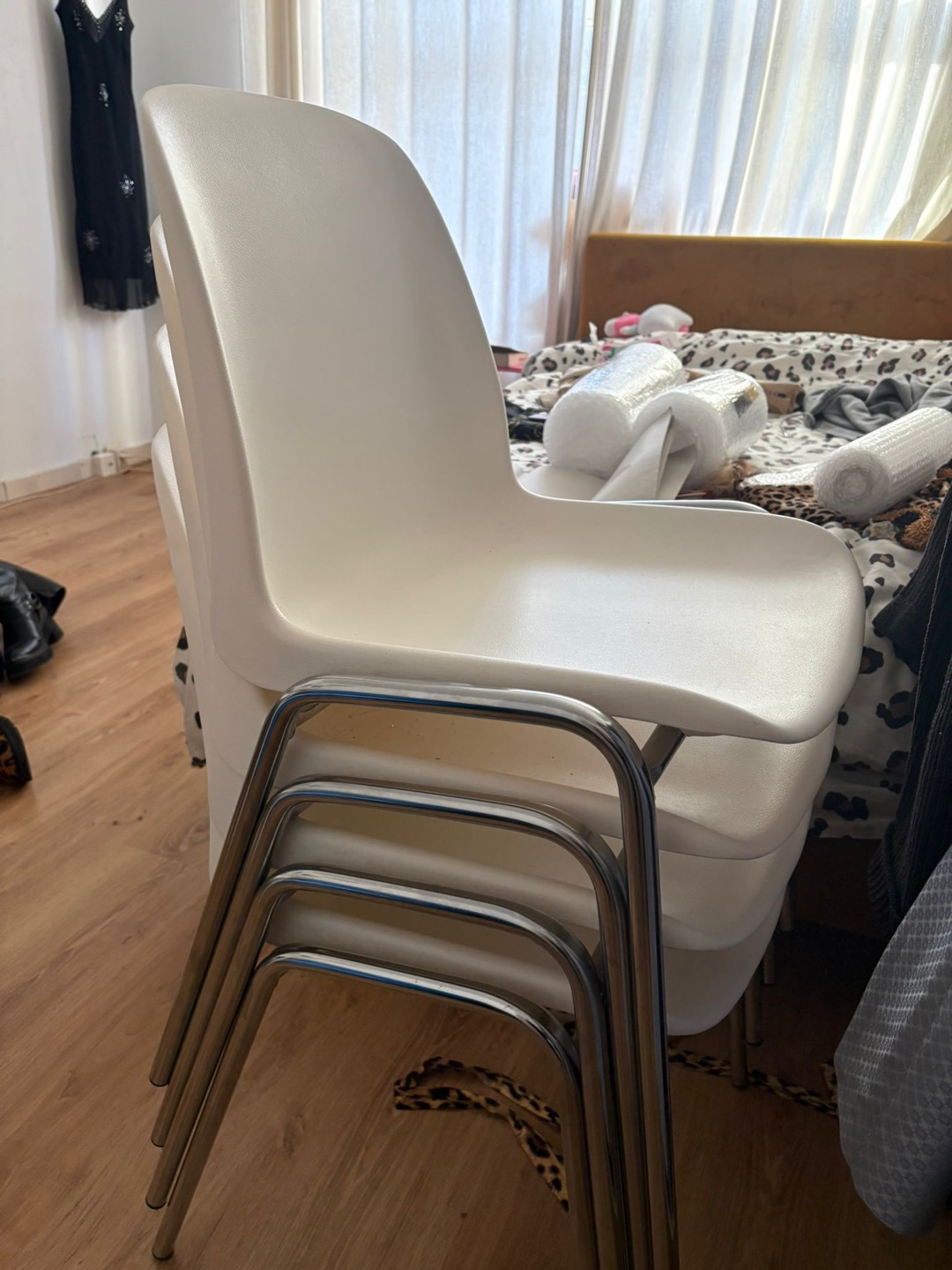 4 chairs, very good condition 1