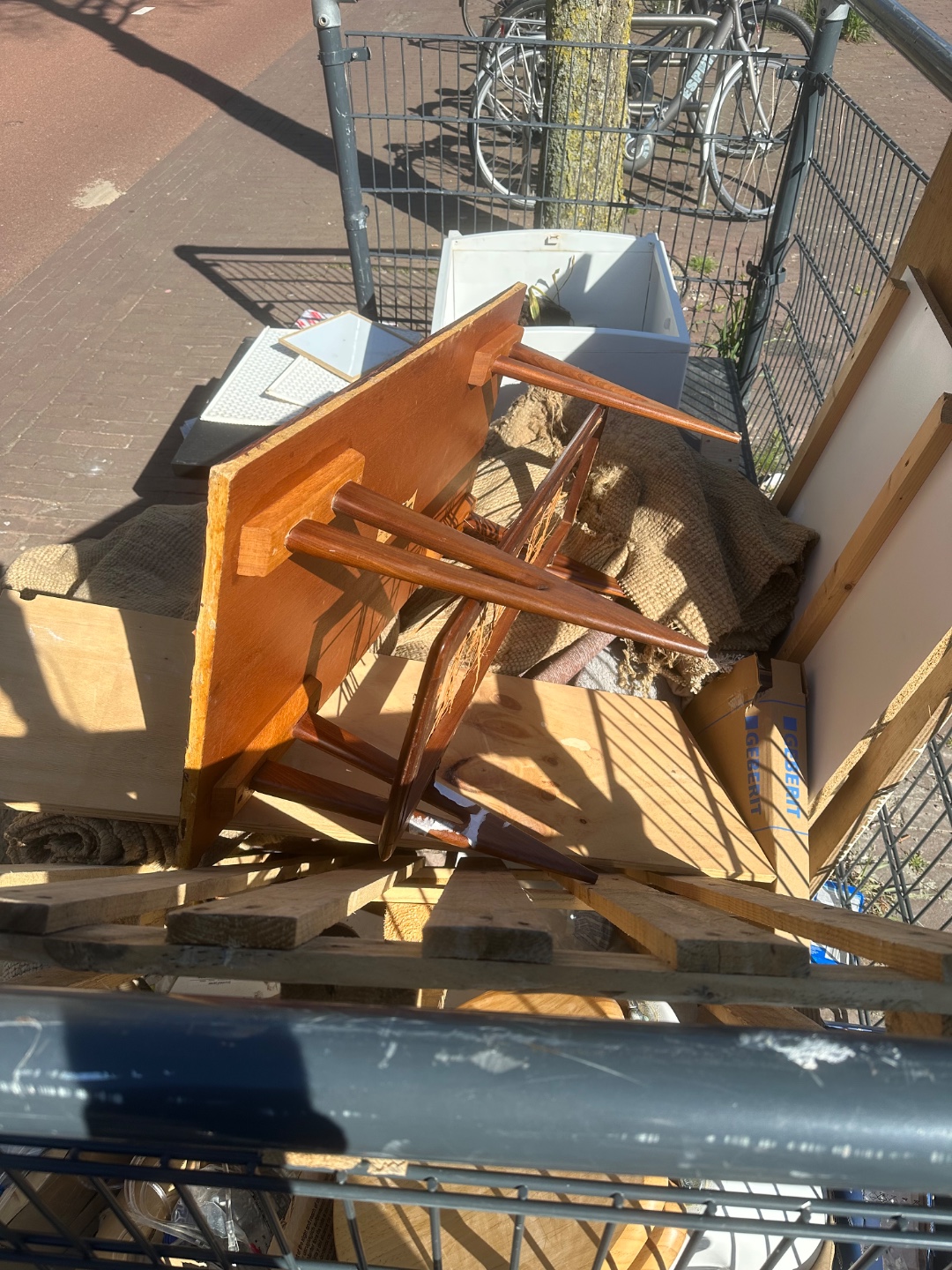 60’s saloon table. Needs some love 💕 
Picture was taken around 18:00. Not sure if it’s still there. 1