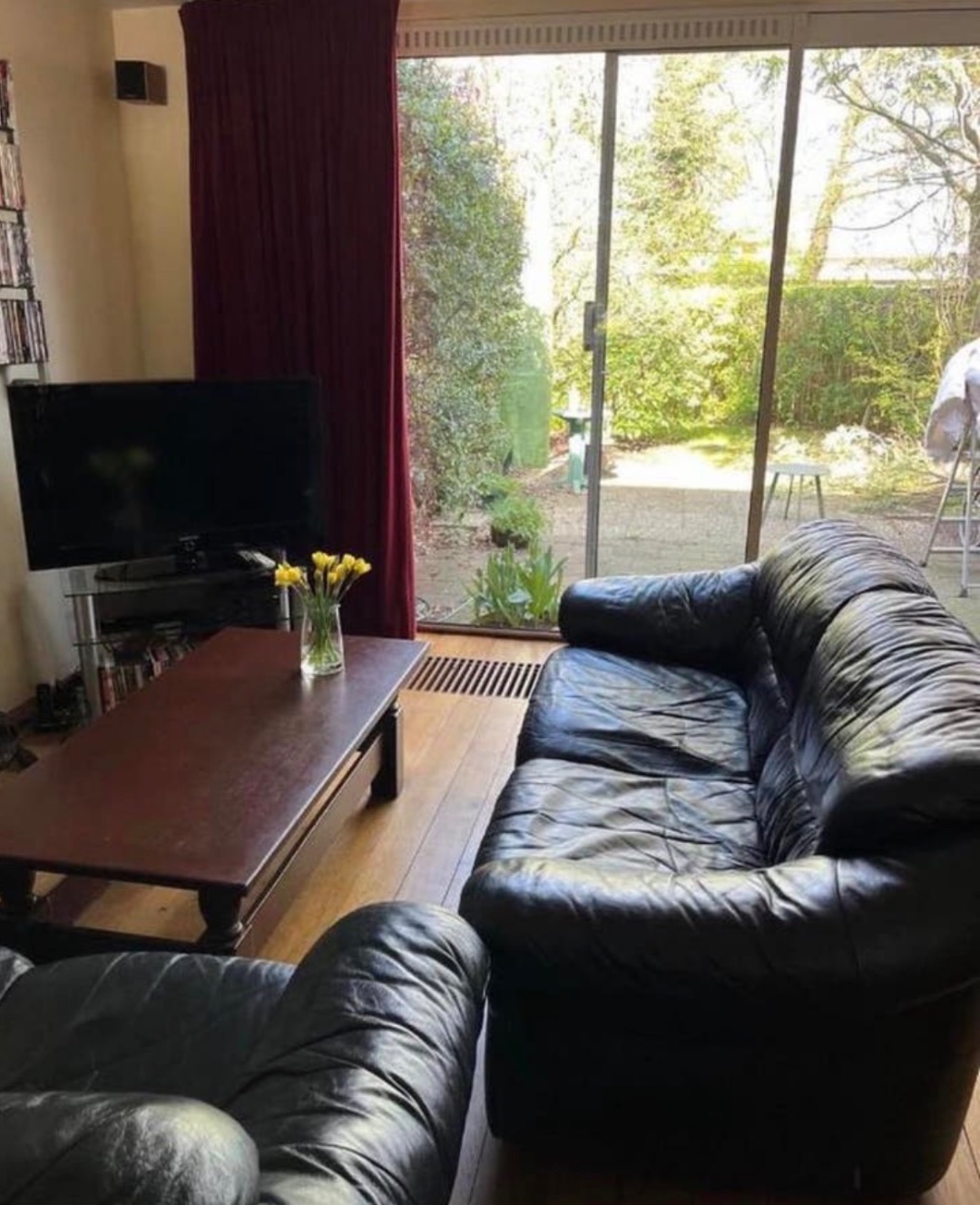 Two leather couches! For free. Please text me. Pick up ASAP +316 122 46 186 1