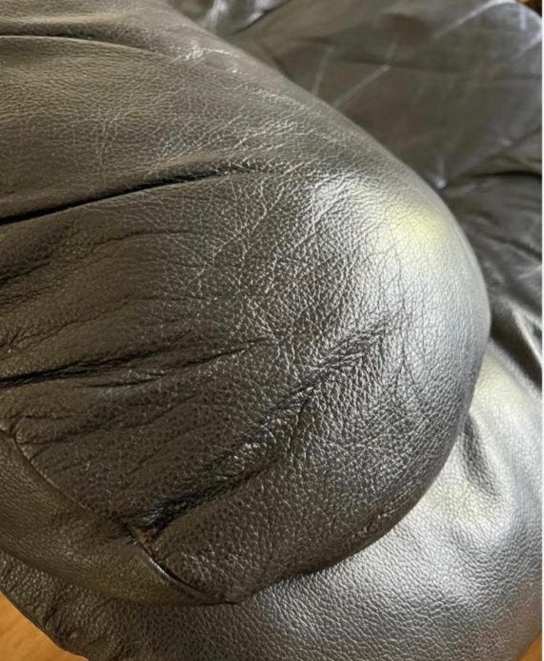 Two leather couches! For free. Please text me. Pick up ASAP +316 122 46 186 2