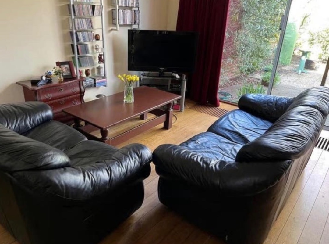 Two leather couches! For free. Please text me. Pick up ASAP +316 122 46 186 3