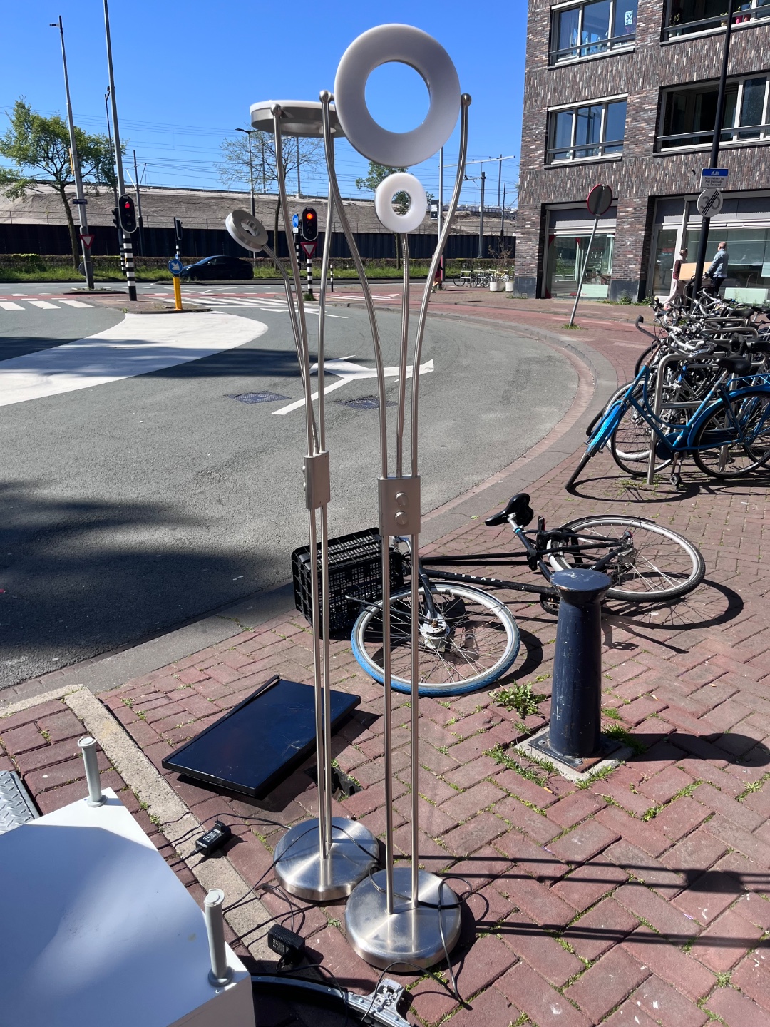 Two lamps (dont know if they work but looks ok) 1