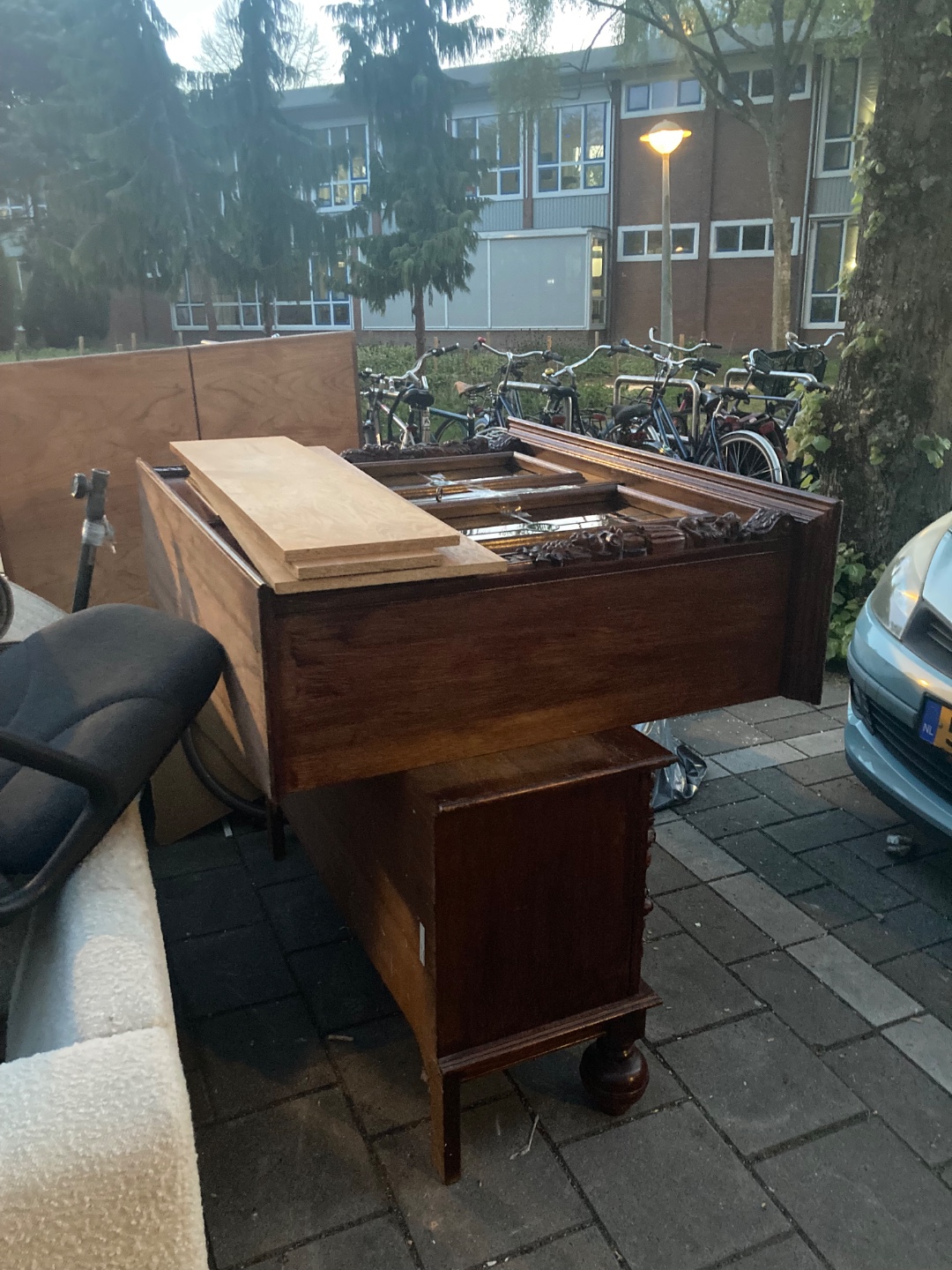 Antieken houten glas in lood kast, chesterfield bank, houten tafel en meer 1