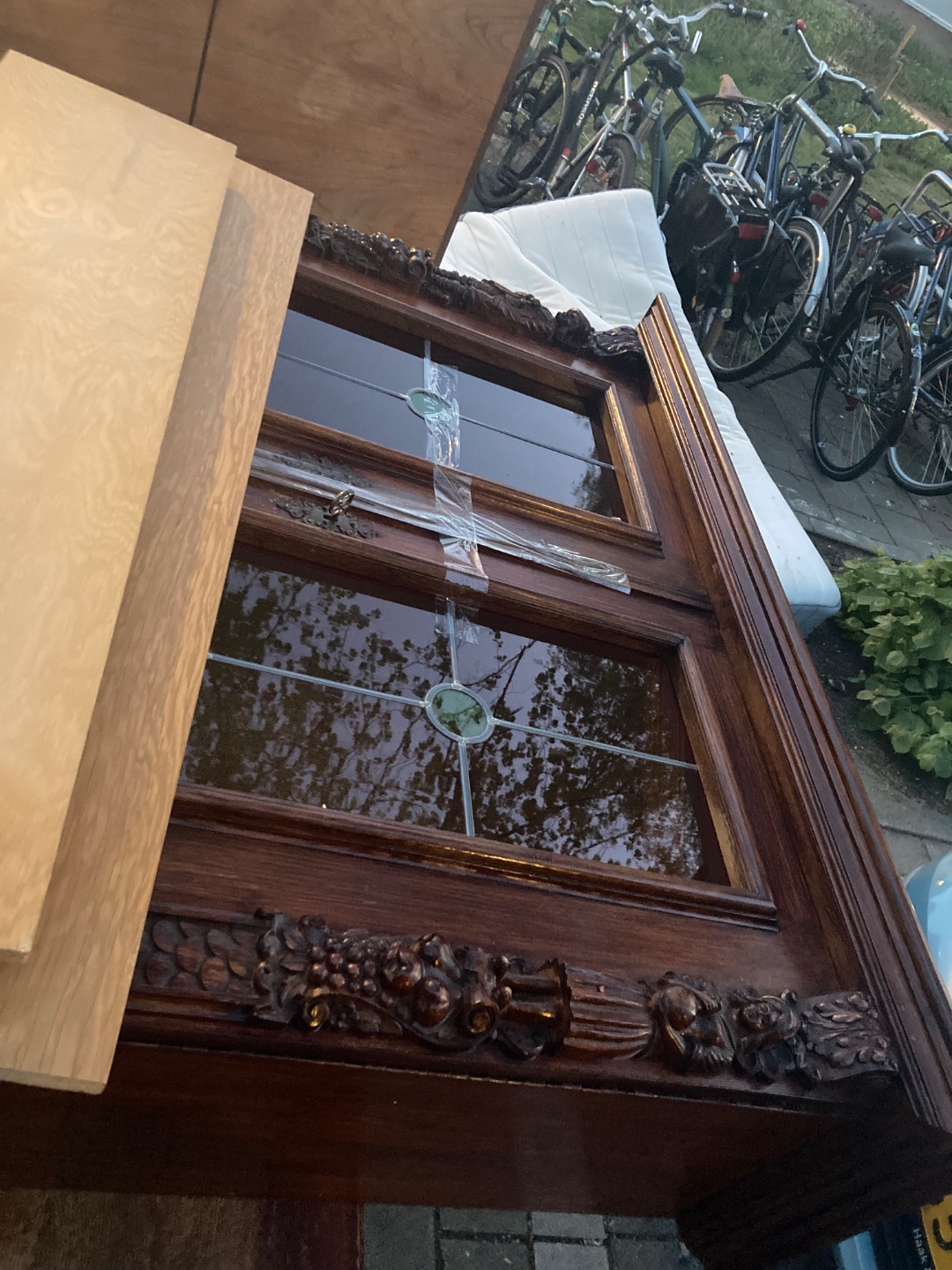 Antieken houten glas in lood kast, chesterfield bank, houten tafel en meer 2