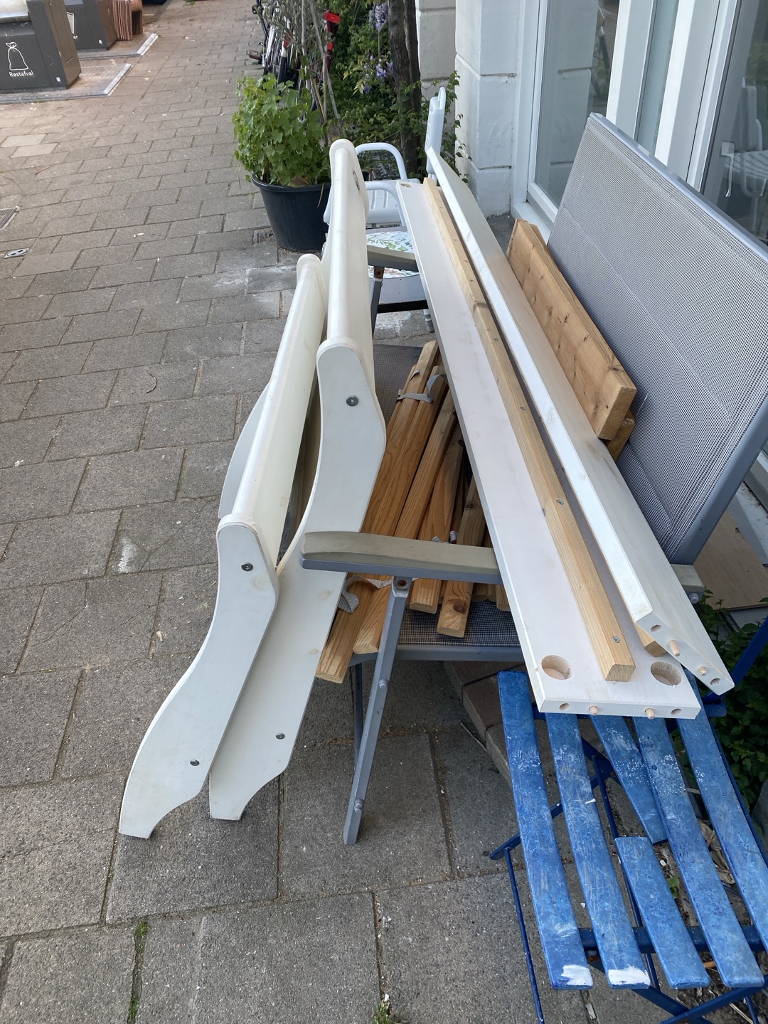 Houten IKEA bed, een persoons, eenvoudig in elkaar te zetten. Mee te nemen voor de liefhebber 1