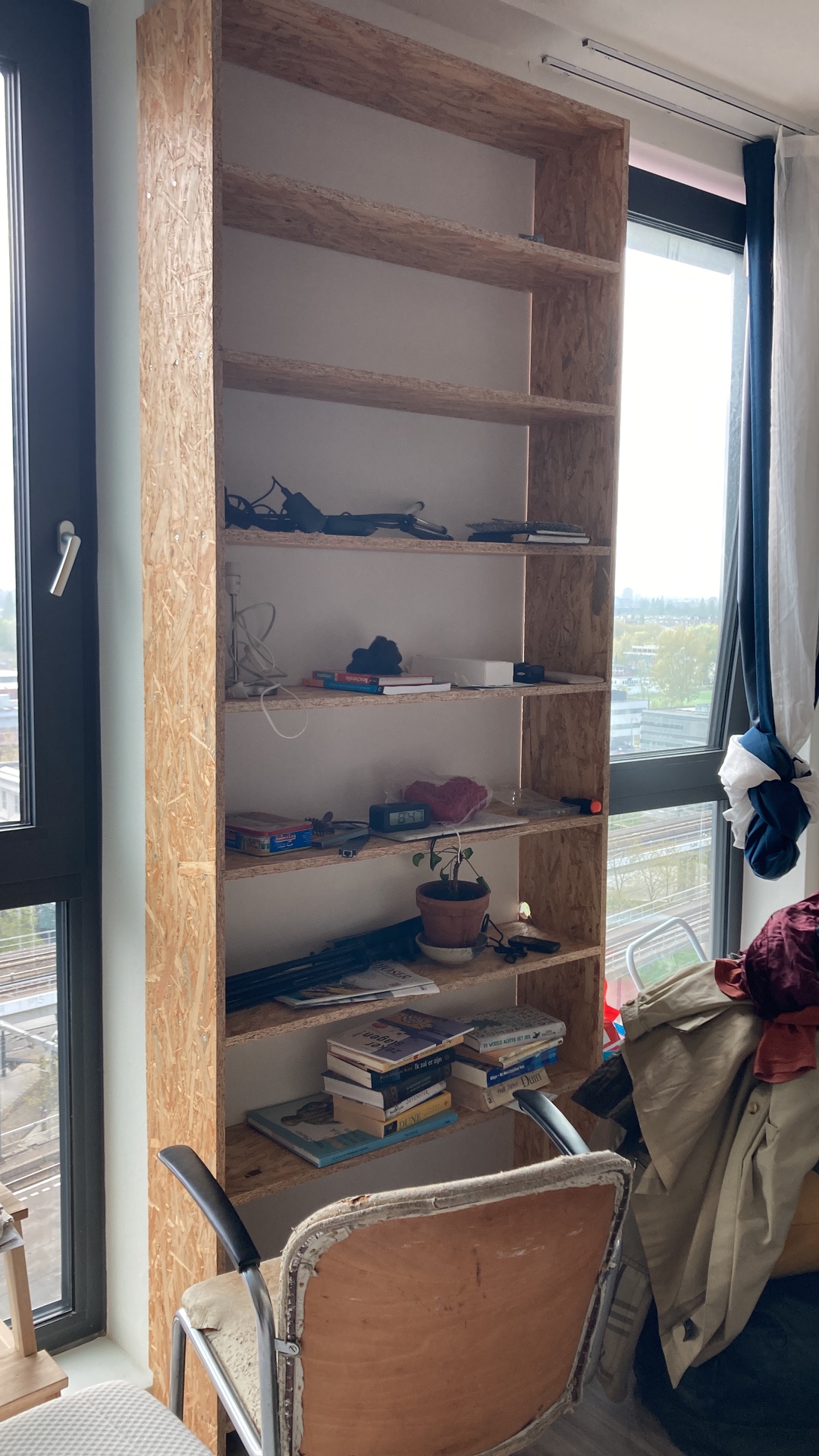 Big bookcase, mirror and small drawers. Needs to be picked up tomorrow! Contact me on instagram 1