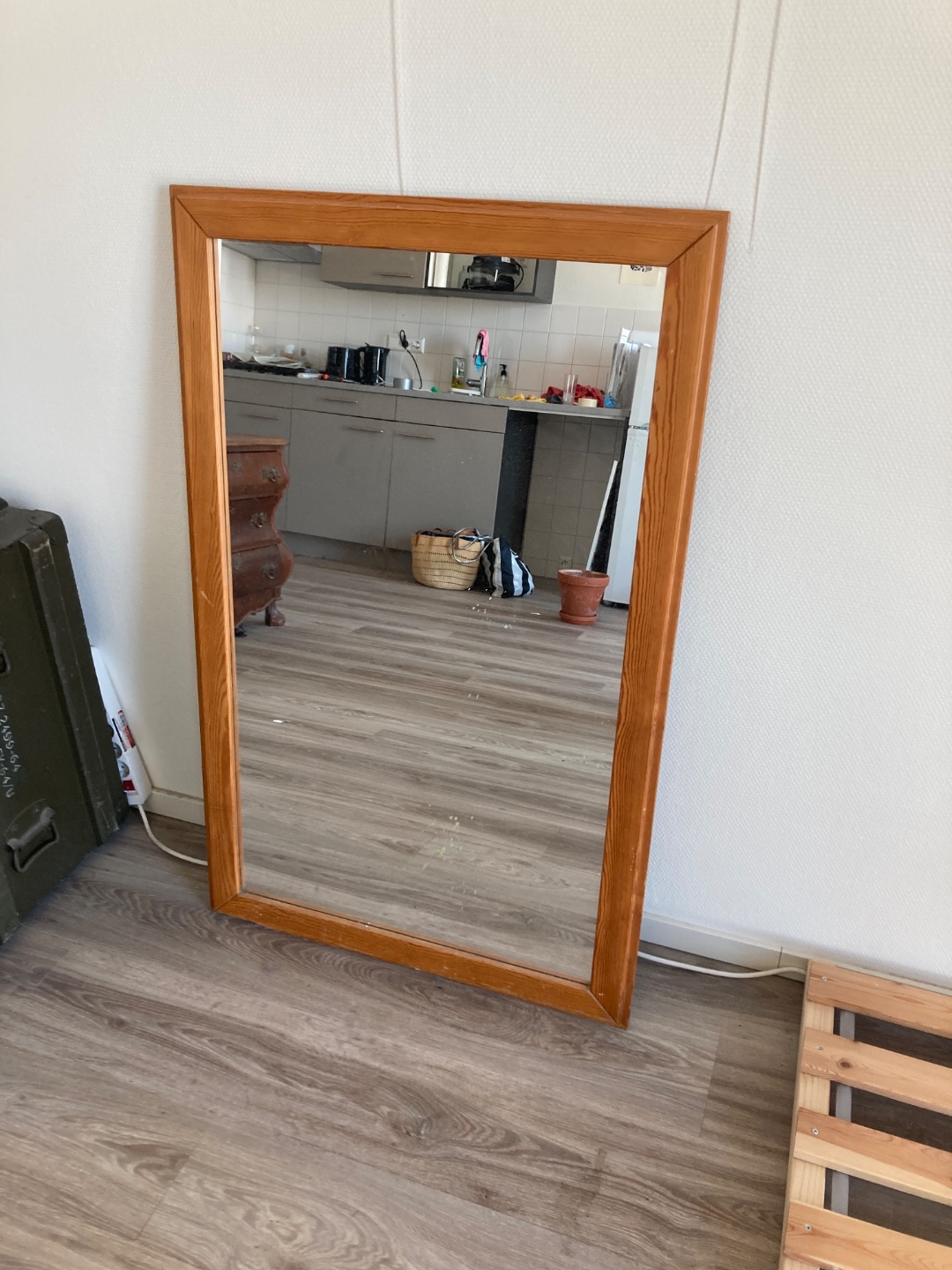 Big bookcase, mirror and small drawers. Needs to be picked up tomorrow! Contact me on instagram 2