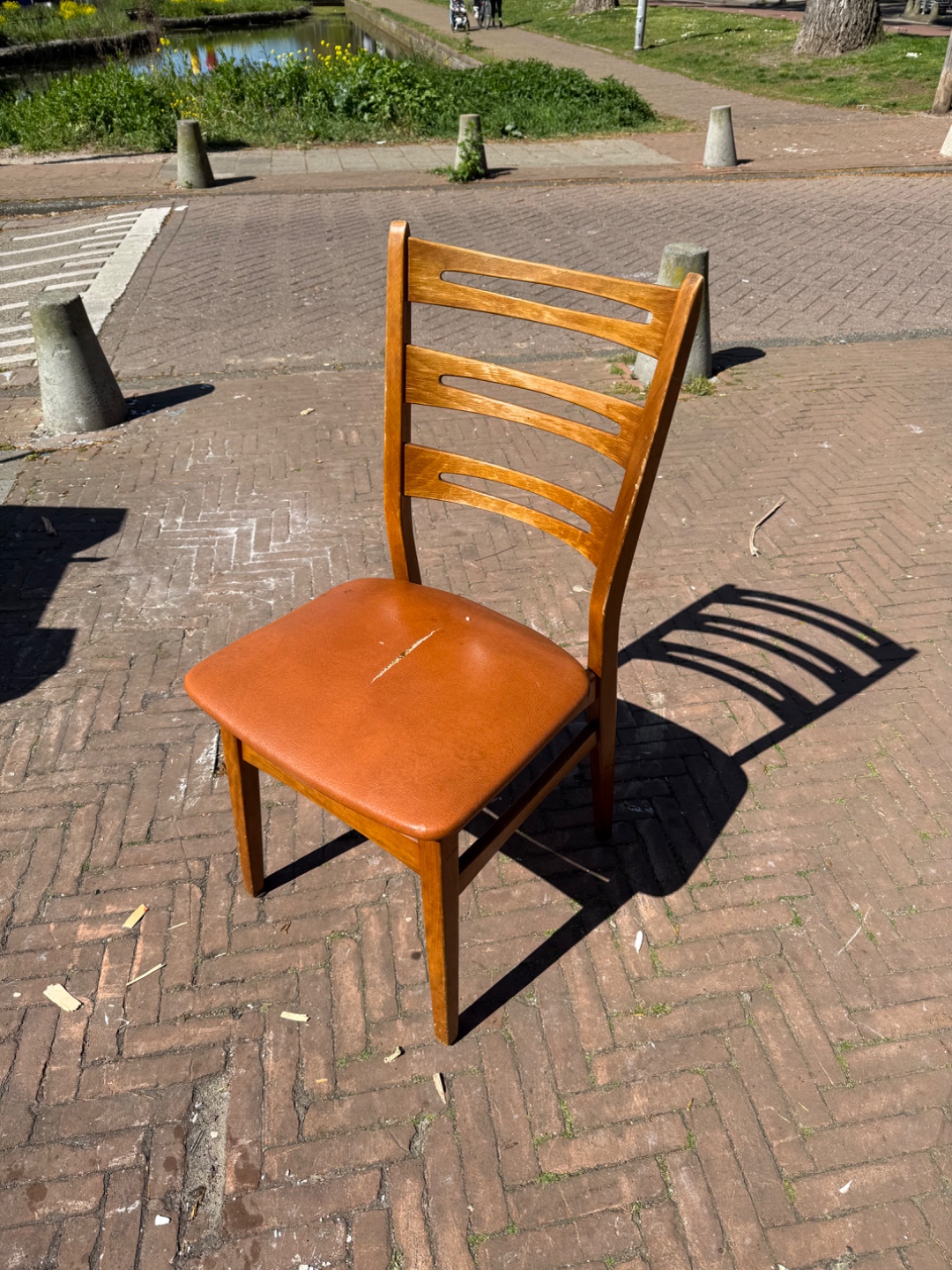 Cool chair! Seat has a straight rip 1