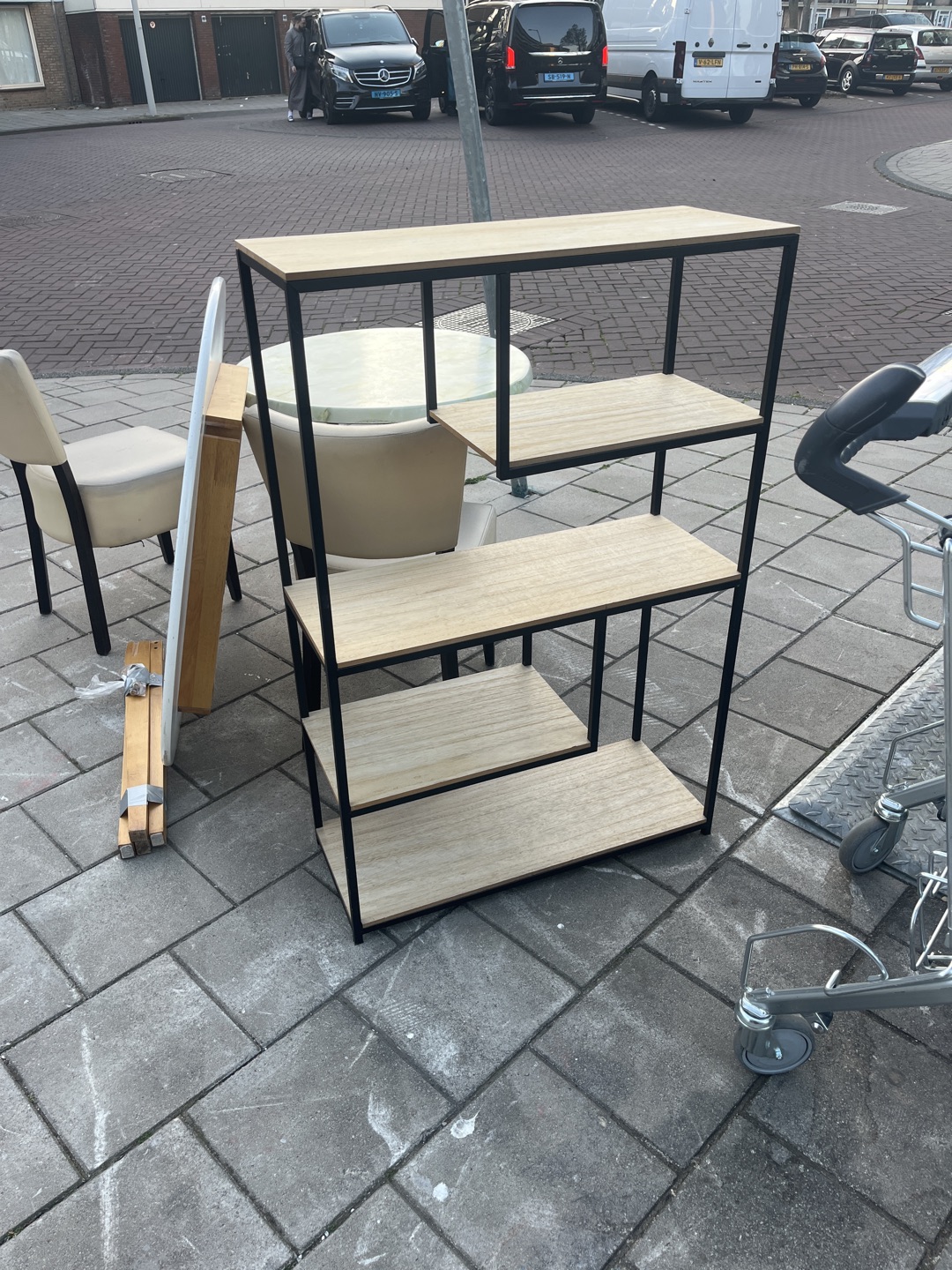 Ronde tafel en kastje 1