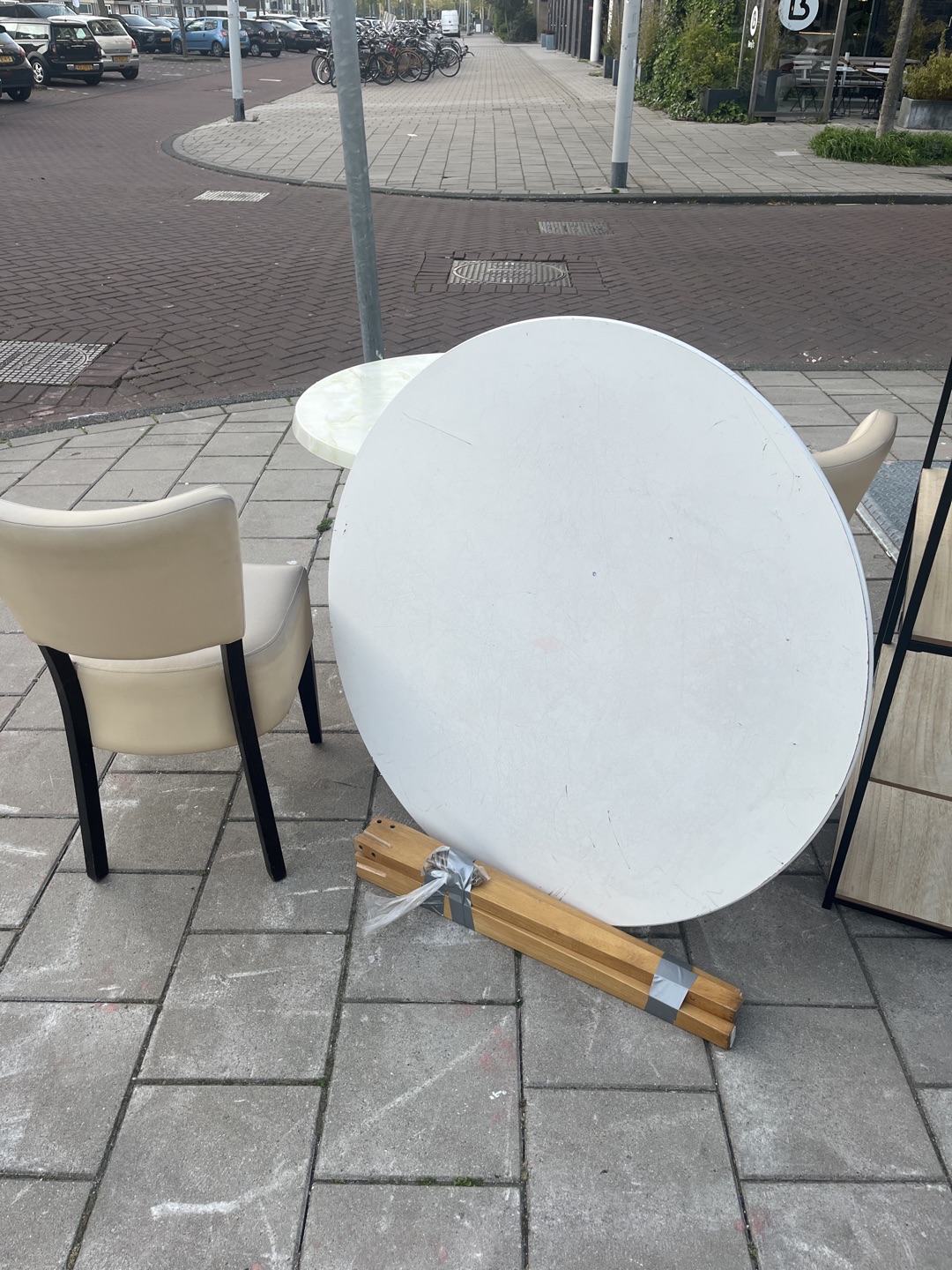 Ronde tafel en kastje 2
